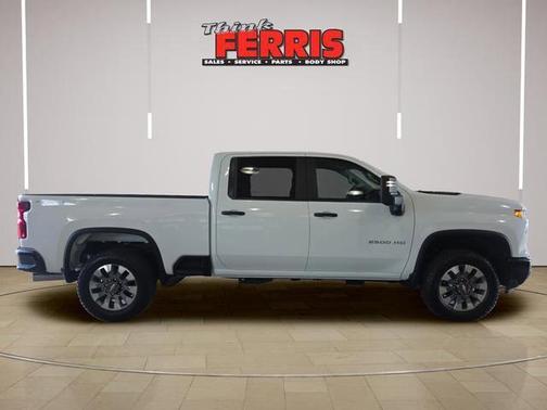 Summit White 2026 Chevrolet Silverado 2500 Custom