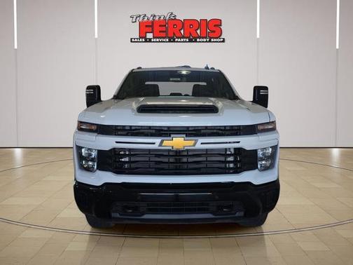 Summit White 2026 Chevrolet Silverado 2500 Custom