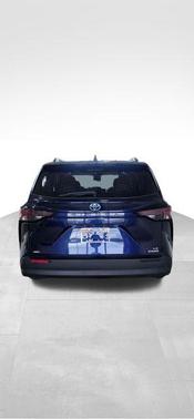 2023 Toyota Sienna LE