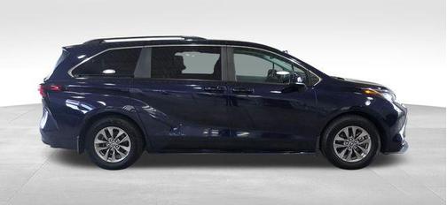 2023 Toyota Sienna LE