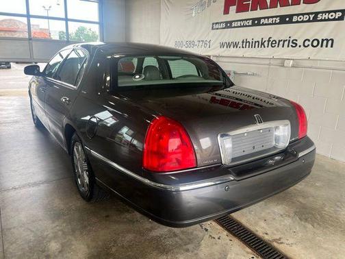 2005 Lincoln Town Car Signature