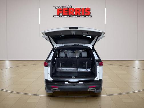 Iridescent Pearl Tricoat 2023 Chevrolet Traverse Premier