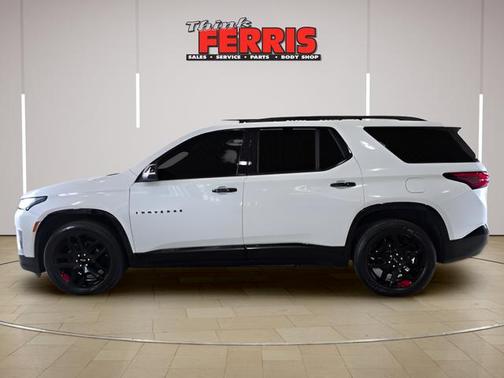 Iridescent Pearl Tricoat 2023 Chevrolet Traverse Premier