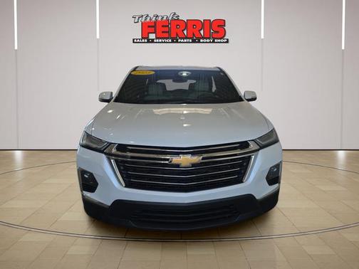 Iridescent Pearl Tricoat 2023 Chevrolet Traverse LT Cloth