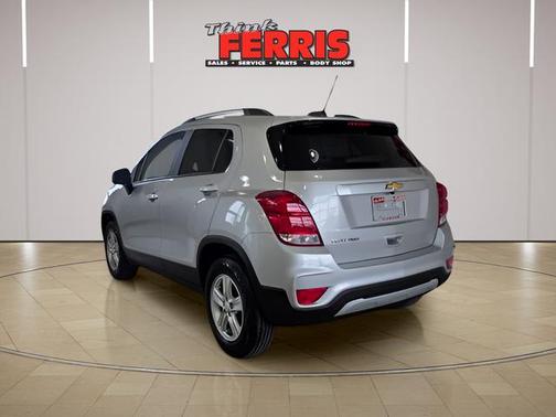 Silver Ice Metallic 2022 Chevrolet Trax LT