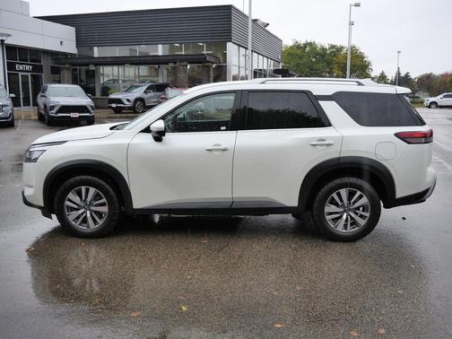 2023 Nissan Pathfinder SL 4WD