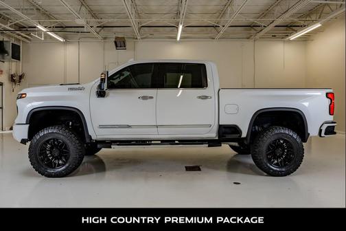 Iridescent Pearl Tricoat 2025 Chevrolet Silverado 2500 High Country