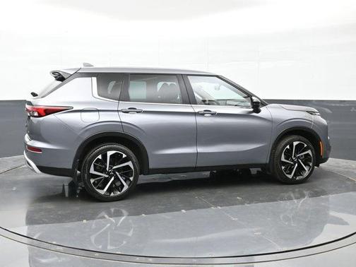 Alloy Silver Metallic 2023 Mitsubishi Outlander SE Special Edition