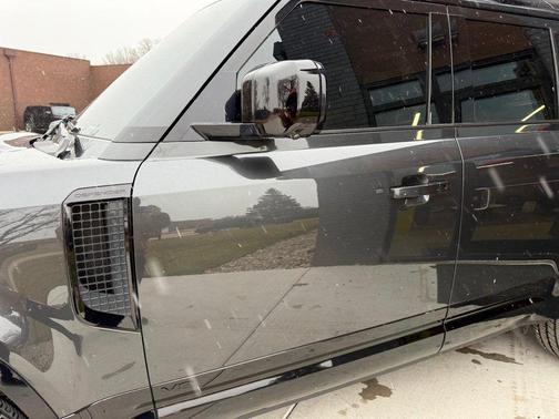 2023 Land Rover Defender 110 V8