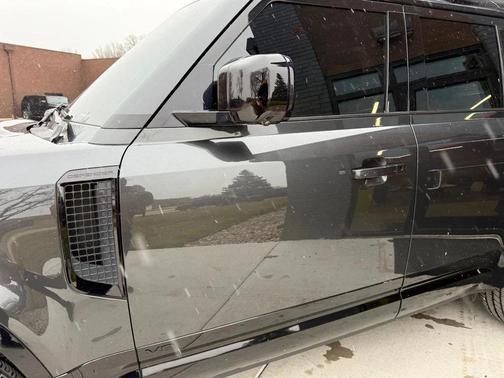 2023 Land Rover Defender 110 V8