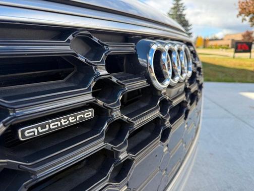 2022 Audi Q5 45 S line Premium Plus