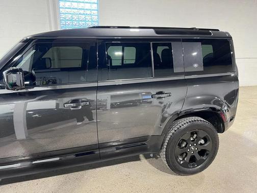 2022 Land Rover Defender 110 X-Dynamic SE AWD