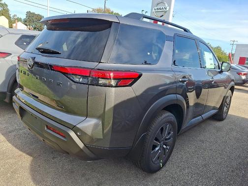 2025 Nissan Pathfinder SV
