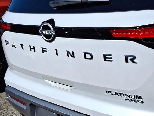 2025 Nissan Pathfinder Platinum