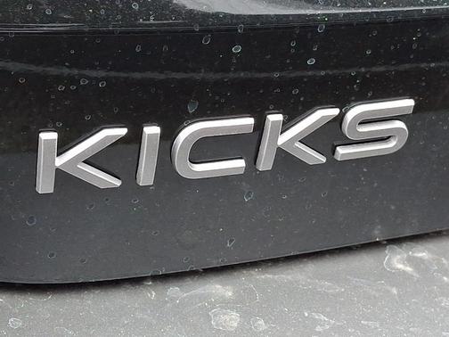 Super Black 2026 Nissan Kicks SV