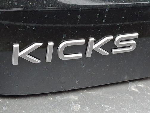 Super Black 2026 Nissan Kicks SV