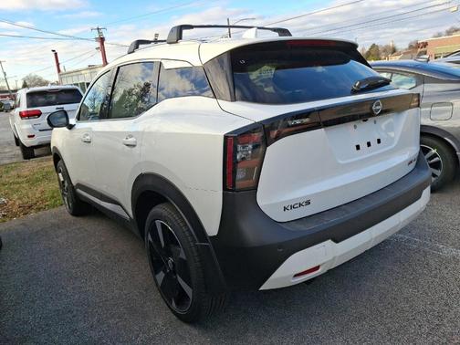 2025 Nissan Kicks SR