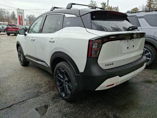 2t Wht Blk Roof 2026 Nissan Kicks SR