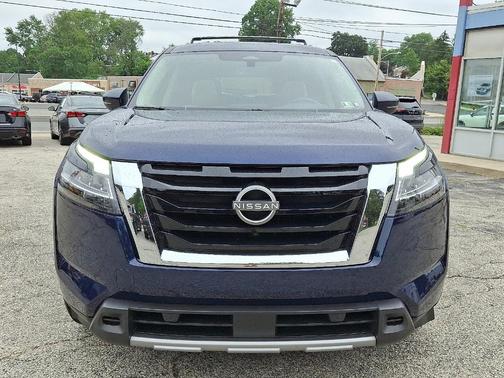 2023 Nissan Pathfinder SL