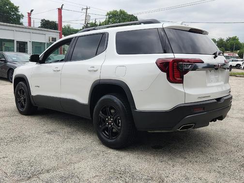 White Frost Tricoat 2023 GMC Acadia AT4