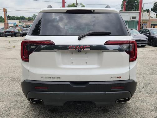 White Frost Tricoat 2023 GMC Acadia AT4