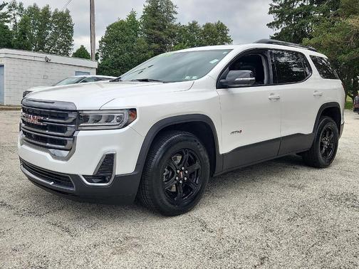 White Frost Tricoat 2023 GMC Acadia AT4