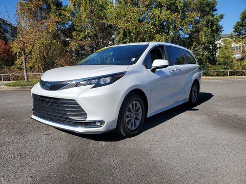 2024 Toyota Sienna XLE