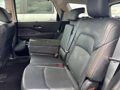 2022 Nissan Pathfinder SL 4WD