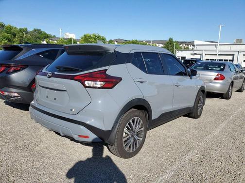 Boulder Gray Pearl 2022 Nissan Kicks SV