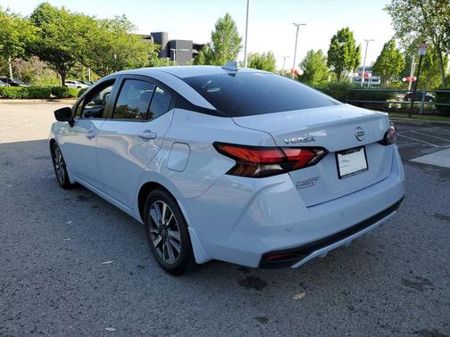 Gray Sky Pearl 2023 Nissan Versa 1.6 SV