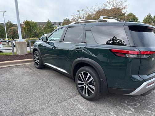 2025 Nissan Pathfinder Platinum 4WD