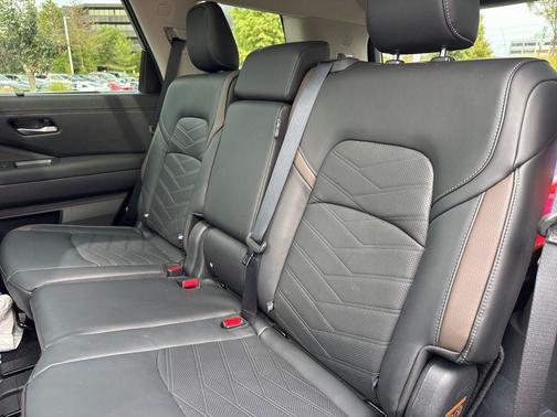 2025 Nissan Pathfinder Platinum 4WD
