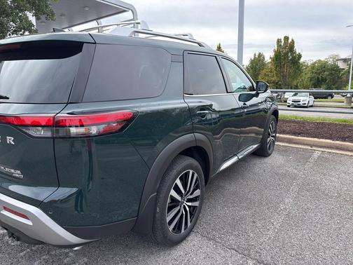 2025 Nissan Pathfinder Platinum 4WD