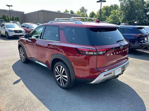 2025 Nissan Pathfinder Platinum FWD