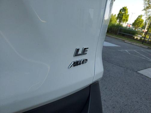 Ice 2024 Toyota RAV4 LE