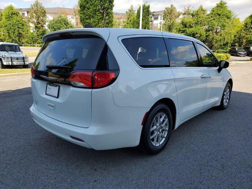 Bright White Clearcoat 2023 Chrysler Voyager LX