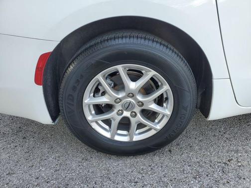 Bright White Clearcoat 2023 Chrysler Voyager LX