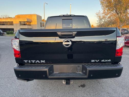 2024 Nissan Titan SV