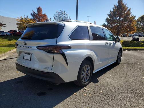 2024 Toyota Sienna XLE