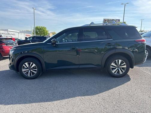 2023 Nissan Pathfinder SL 4WD