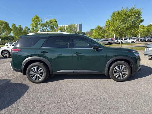 2023 Nissan Pathfinder SL 4WD