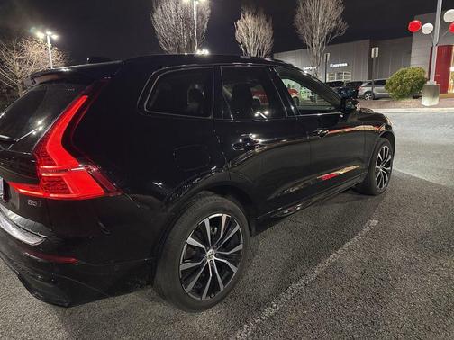 2024 Volvo XC60 B5 Ultimate Dark Theme