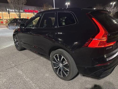2024 Volvo XC60 B5 Ultimate Dark Theme