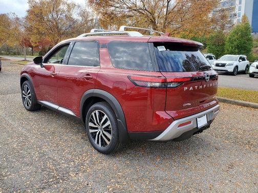 2025 Nissan Pathfinder Platinum FWD