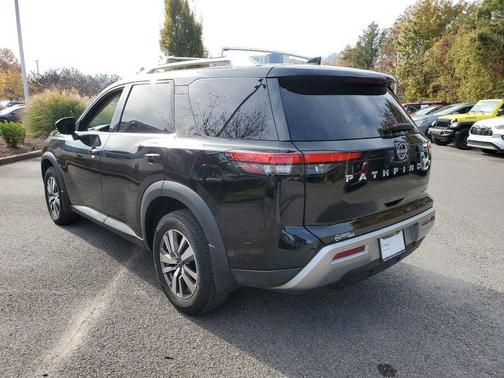 2023 Nissan Pathfinder SL FWD