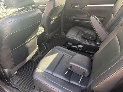 Midnight Black Metallic 2019 Toyota Highlander XLE