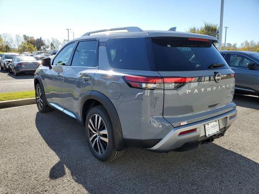 2025 Nissan Pathfinder Platinum 4WD