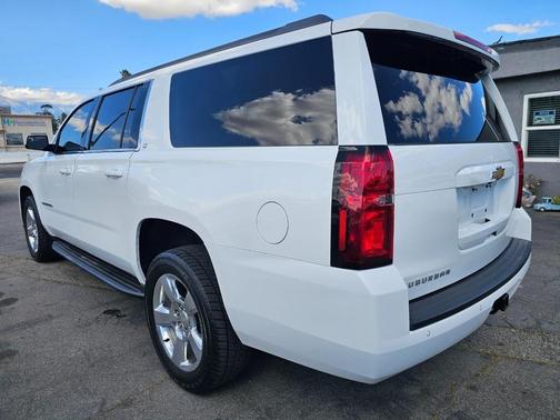Summit White / White 2018 Chevrolet Suburban LT