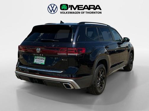 Deep Black Pearl 2024 Volkswagen Atlas 2.0T Peak Edition SE w/Technology