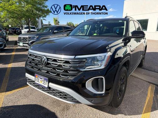 Deep Black Pearl 2024 Volkswagen Atlas 2.0T SE w/Technology 4MOTION